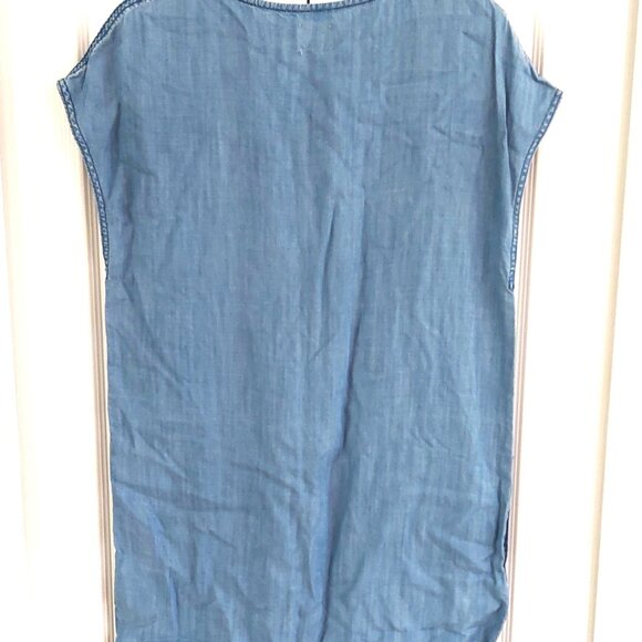 Aritzia Nori Short Shift Dress Sz M Light Denim Chambray Front Pockets Raw Edge - Picture 4 of 4